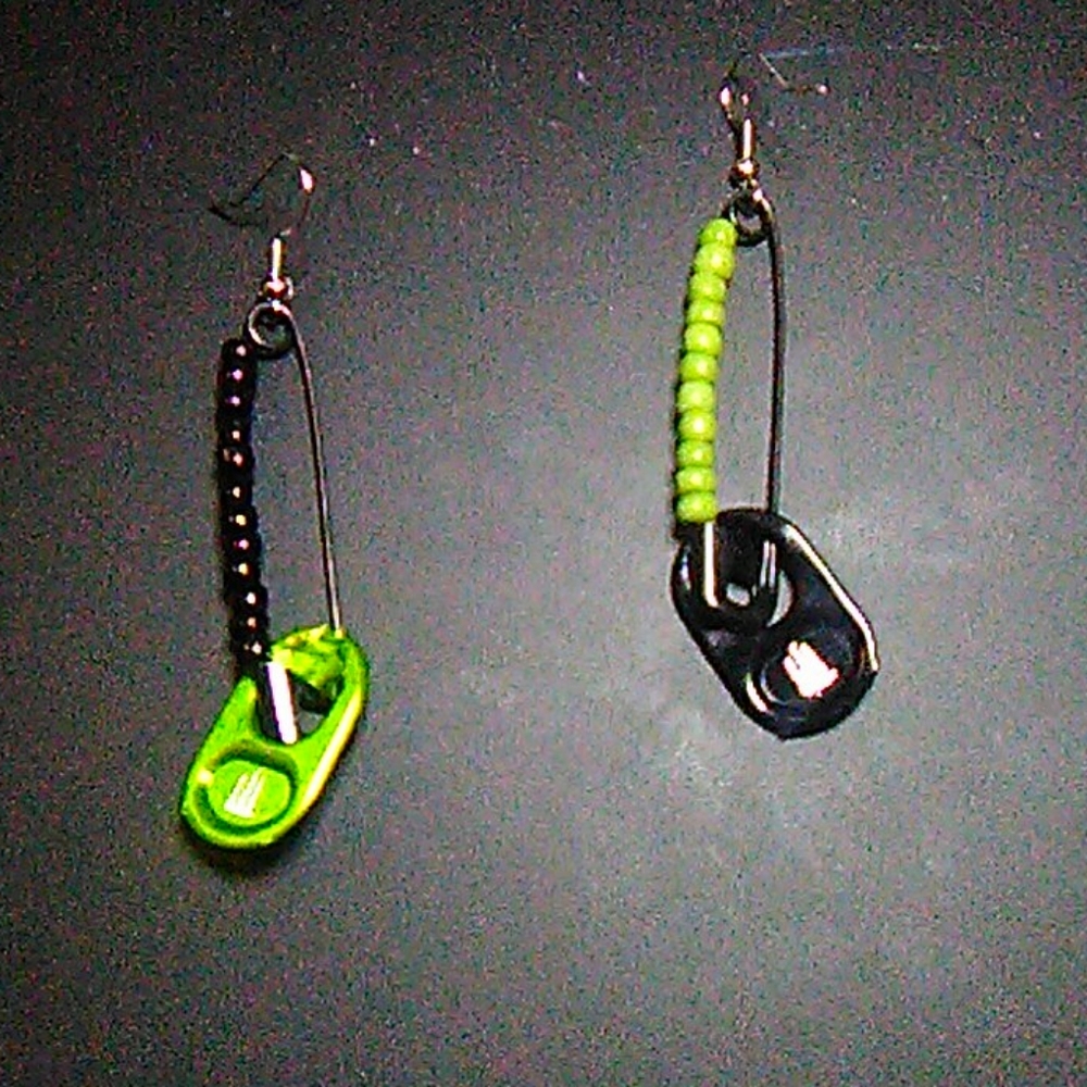 ✨free w/ bundle✨Monster tabs earrings (green)
